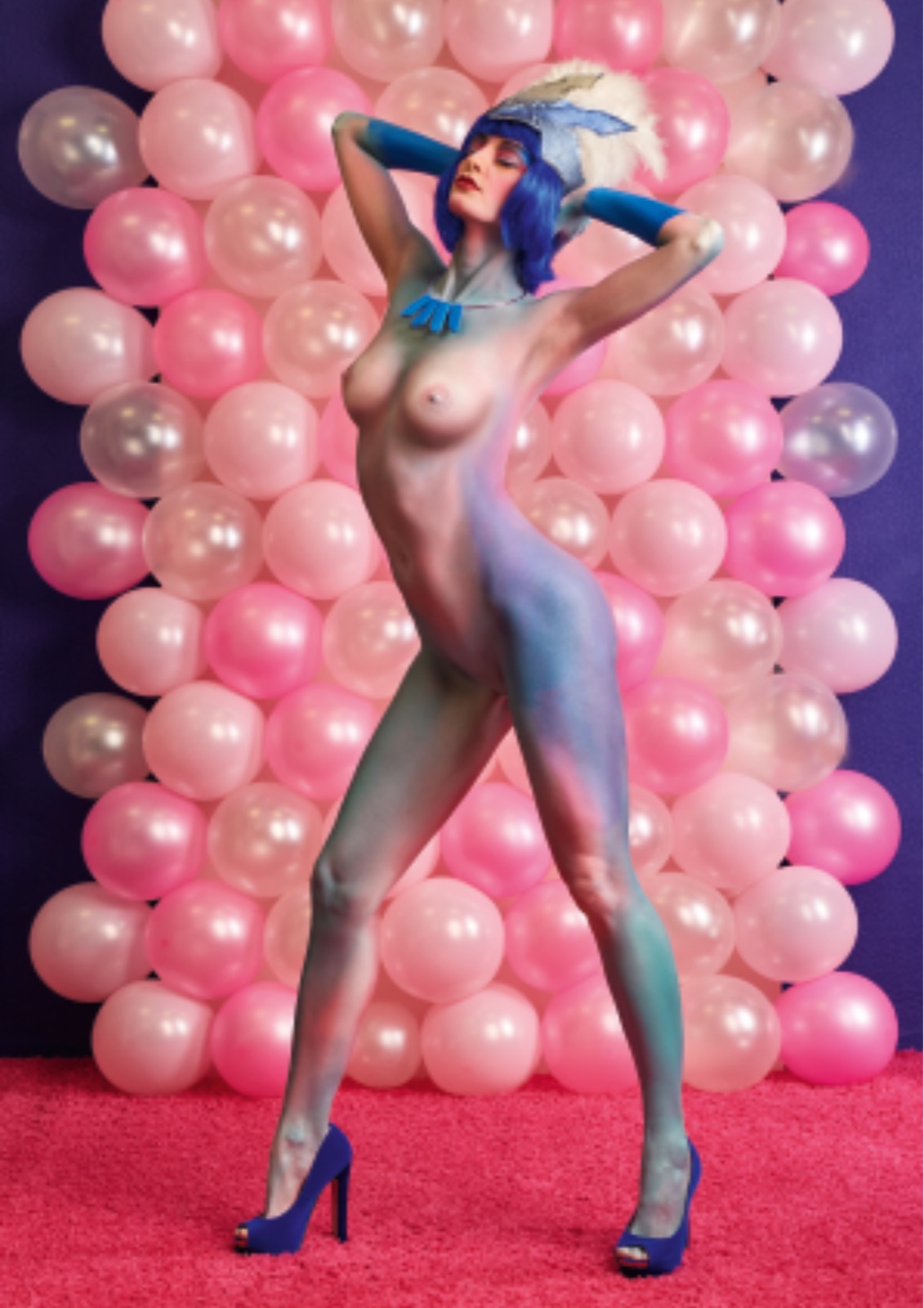 Aktfotografie im Studio vor Ballonhintergrund in Pink.